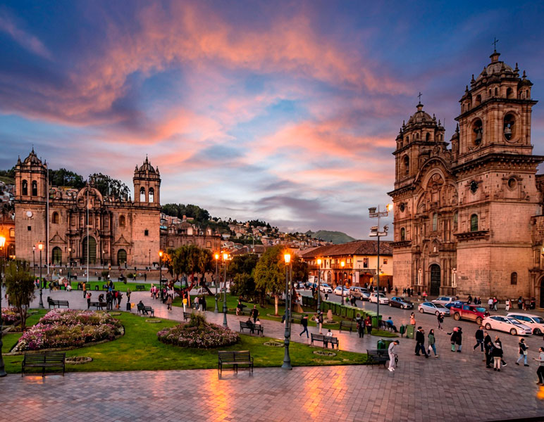 Plaza de armas de Cusco de noche